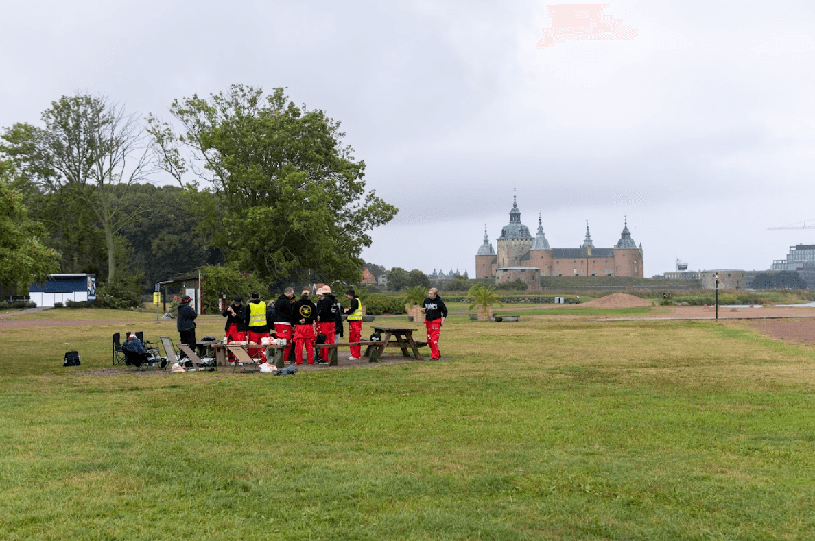 Spiik grillar med slott i bakgrunden