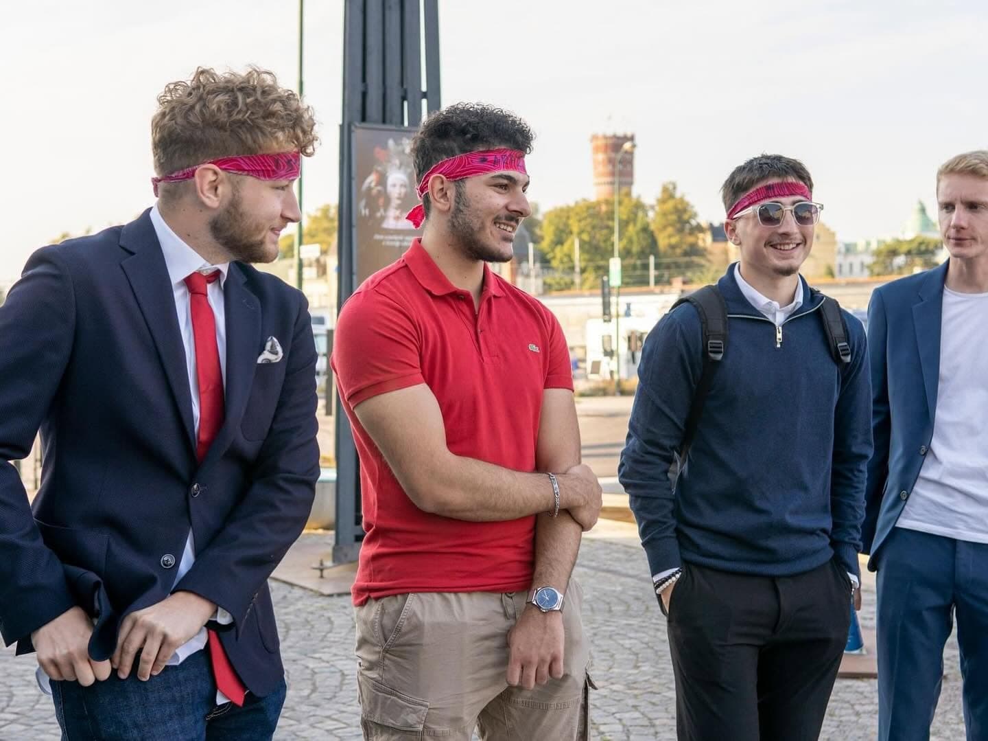 Tre personer med nolleband
