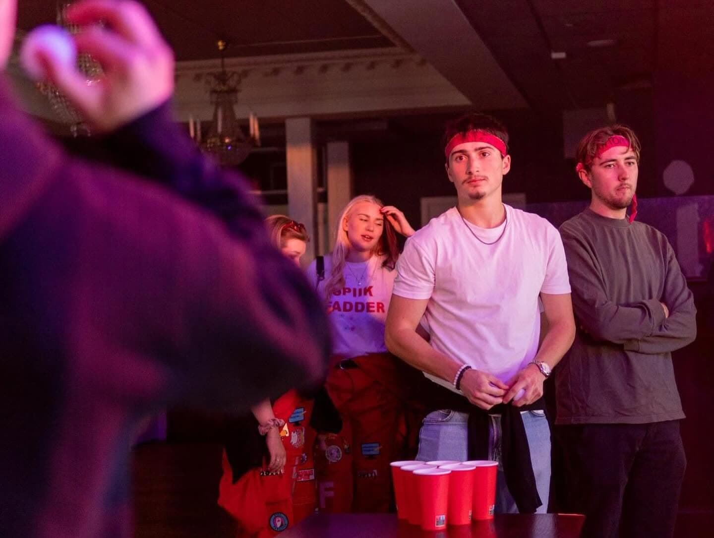 Två nollor som spelar beerpong