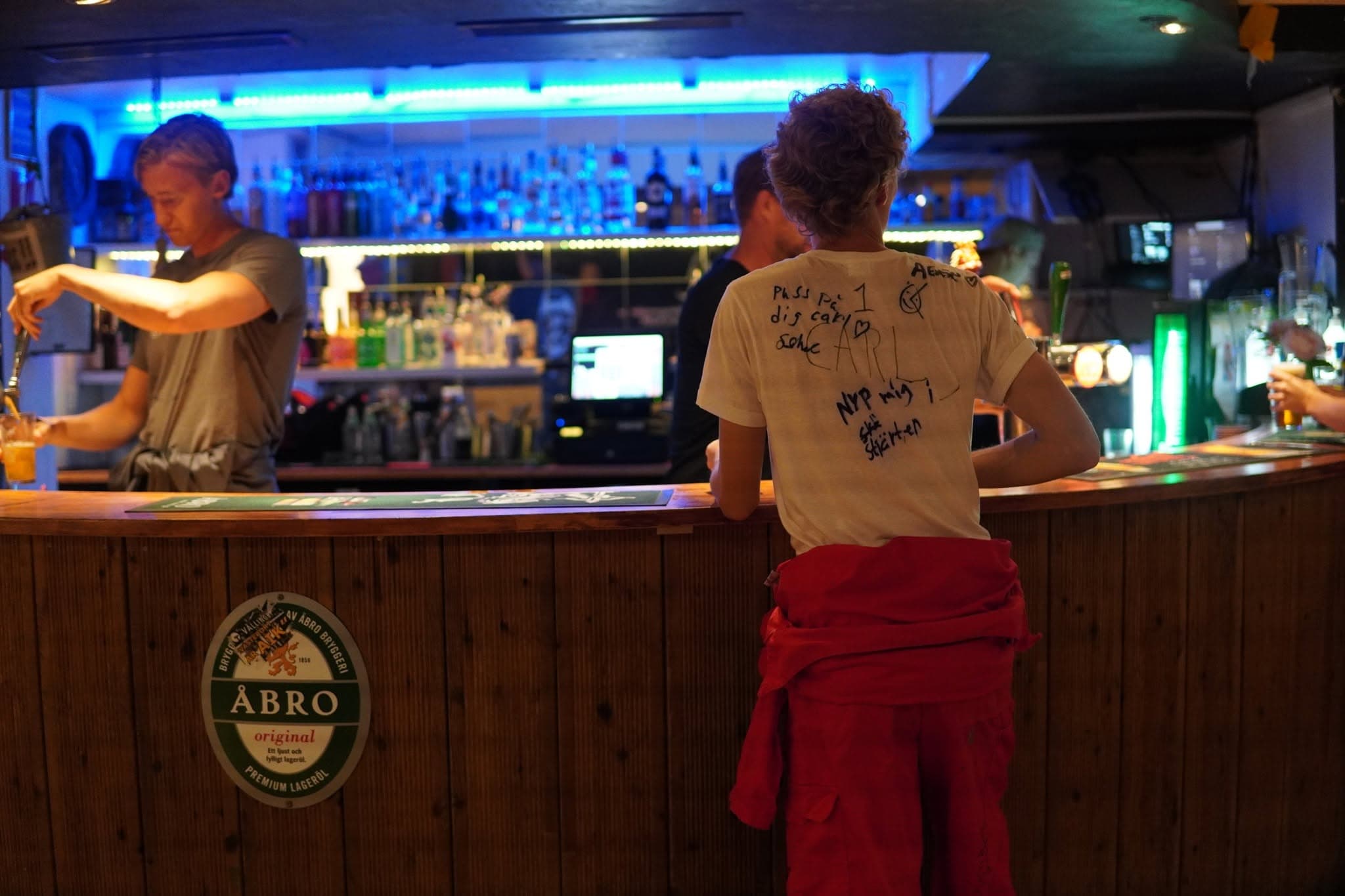 En fadder som står i baren