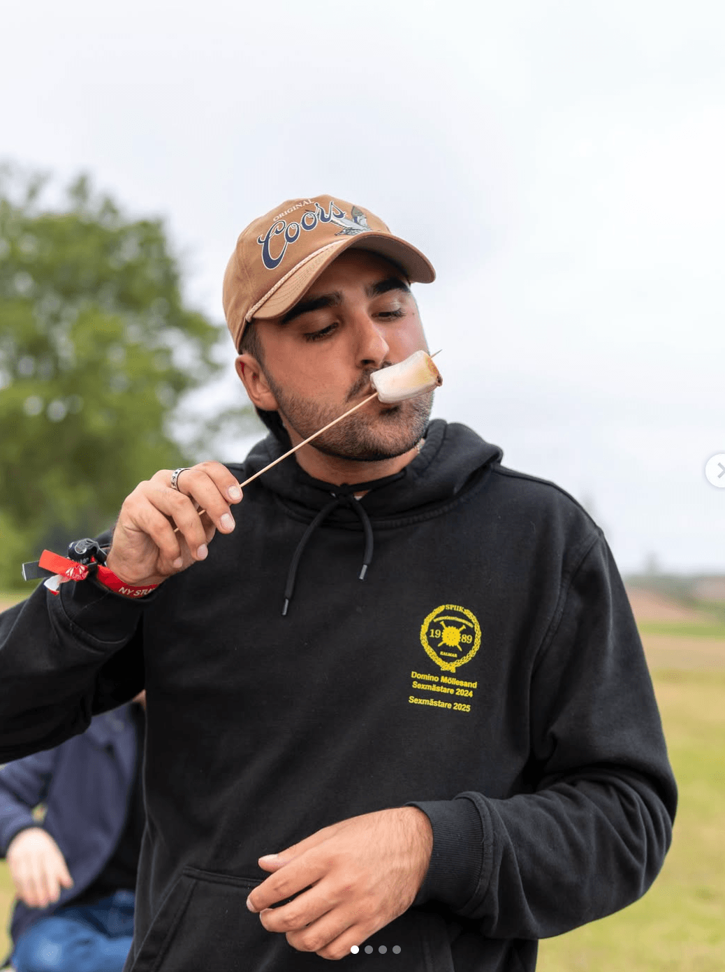 En Spiikare som blåser på en grillad marshmallow